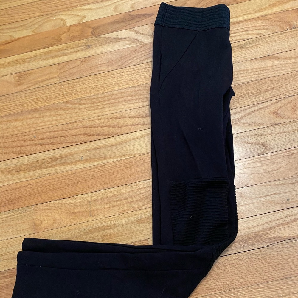 3/$25 PANTS! Leggings with ripple on knee